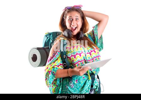 Superbdevotie fille avec sac à dos et en comprimé isolé en blanc, trekking et voyage vie concept Banque D'Images