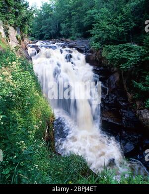 Rainbow Falls sur la branche sud de la rivière Grasse près du hameau de Degrasse près du lac Cranberry dans les montagnes Adirondack de l'État de New York Banque D'Images