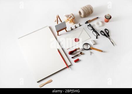 Ensemble papeterie d'entreprise en blanc sur du papier blanc arrière-plan. Marque d'affaires modèle. Banque D'Images