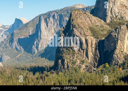 Vue sur les rochers de la cathédrale depuis le point de vue du tunnel dans le parc national de Yosemite, Californie, États-Unis Banque D'Images