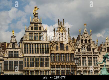 Anvers, Flandre, Belgique. Août 2019. Sur une belle journée ensoleillée détail des façades des maisons de guilde de la place de l'Hôtel de ville. Dorure élégante Banque D'Images