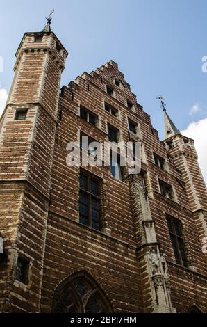 Anvers, Flandre, Belgique. Août 2019. Le vieux marché de la viande est un bâtiment historique et caractéristique, maintenant utilisé comme musée. Il fait un grand usage de RE Banque D'Images