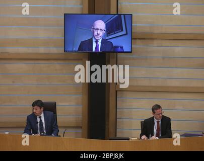 John Swinney MSP Vice-Premier ministre et Secrétaire à l'éducation répond aux questions « virtuellement » lors des questions d'actualité au Parlement écossais Holyrood, Édimbourg. Banque D'Images