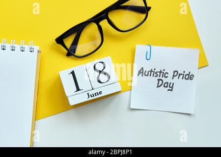 Autiste Pride Day 18 18 juin mois concept de calendrier sur les blocs en bois. Gros plan. Banque D'Images