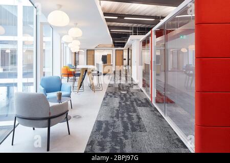 Intérieur de bureau britannique contemporain avec mobilier de couleur primaire. Bureau du Royaume-Uni, Londres, Royaume-Uni. Architecte: IOR, 2019. Banque D'Images