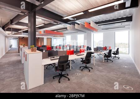 Intérieur de bureau britannique contemporain avec mobilier de couleur primaire. Bureau du Royaume-Uni, Londres, Royaume-Uni. Architecte: IOR, 2019. Banque D'Images