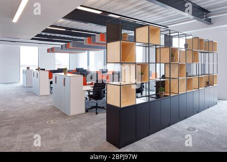 Intérieur de bureau britannique contemporain avec étagères à compartiments. Bureau du Royaume-Uni, Londres, Royaume-Uni. Architecte: IOR, 2019. Banque D'Images