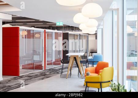 Intérieur de bureau britannique contemporain avec mobilier de couleur primaire. Bureau du Royaume-Uni, Londres, Royaume-Uni. Architecte: IOR, 2019. Banque D'Images