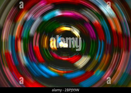 Image d'arrière-plan de flou de mouvement radial avec cercles de couleurs alternées avec point focal. Banque D'Images