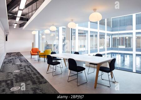 Espace de sous-carrosserie intérieur de bureau britannique contemporain avec mobilier de couleur primaire. Bureau du Royaume-Uni, Londres, Royaume-Uni. Architecte: IOR, 2019. Banque D'Images