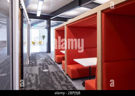 Intérieur de bureau britannique contemporain avec mobilier de couleur primaire. Bureau du Royaume-Uni, Londres, Royaume-Uni. Architecte: IOR, 2019. Banque D'Images