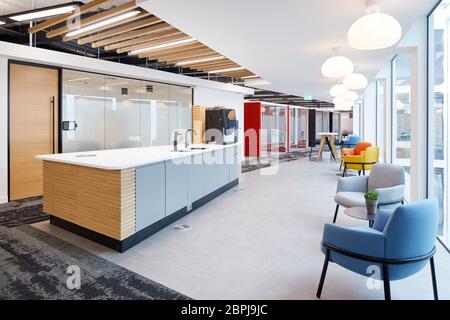 Zone de point de thé . Intérieur de bureau britannique contemporain avec mobilier de couleur primaire. Bureau du Royaume-Uni, Londres, Royaume-Uni. Architecte: IOR, 2019. Banque D'Images