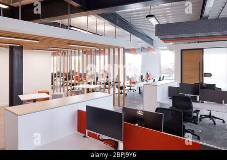 Intérieur de bureau britannique contemporain avec mobilier de couleur primaire. Bureau du Royaume-Uni, Londres, Royaume-Uni. Architecte: IOR, 2019. Banque D'Images