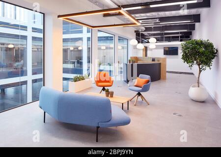 Intérieur de bureau britannique contemporain avec mobilier de couleur primaire. Bureau du Royaume-Uni, Londres, Royaume-Uni. Architecte: IOR, 2019. Banque D'Images