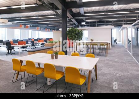 Intérieur de bureau britannique contemporain avec mobilier de couleur primaire. Bureau du Royaume-Uni, Londres, Royaume-Uni. Architecte: IOR, 2019. Banque D'Images