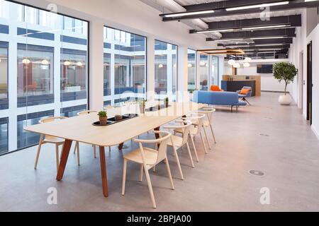 Intérieur de bureau britannique contemporain avec mobilier de couleur primaire. Bureau du Royaume-Uni, Londres, Royaume-Uni. Architecte: IOR, 2019. Banque D'Images