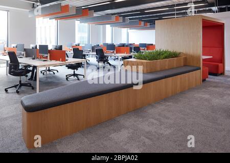 Intérieur de bureau britannique contemporain avec mobilier de couleur primaire. Bureau du Royaume-Uni, Londres, Royaume-Uni. Architecte: IOR, 2019. Banque D'Images