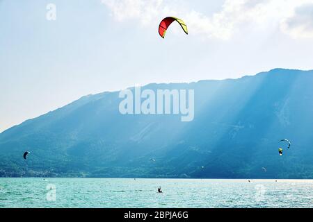 Formation de parapente colorée au-dessus du lac Santa Croce. Belluno, Italie Banque D'Images