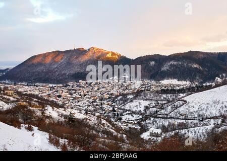 Brasov ville couverte de neige depuis la vue de dessus au coucher du soleil. Beautés de Roumanie Banque D'Images