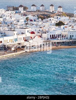 Vue panoramique de la ville de Mykonos, avec ses moulins à vent de la célèbre au-dessus de collines sur un jour d'été ensoleillé, Mykonos, Cyclades, Grèce Banque D'Images