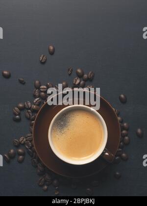 Tasse de café en grains avec un expresso sur le tableau, l'espace pour le texte ou l'image Banque D'Images
