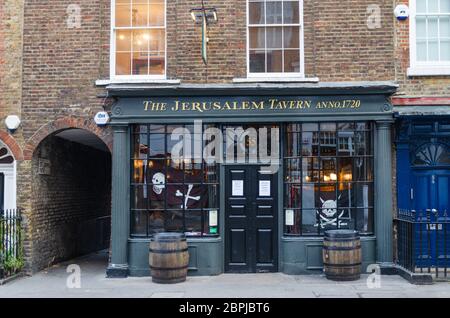 Londres, Royaume-Uni: 2 décembre 2017: The Jerusalem Tavern sur Britton Street, Clerkenwell est nommé d'après le prieuré de Saint Jean de Jérusalem. Banque D'Images