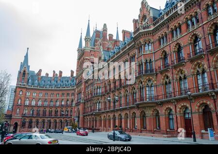 Londres, Royaume-Uni: 2 décembre 2017: Une scène générale de la façade de la gare de St Pancras à Londres. Banque D'Images