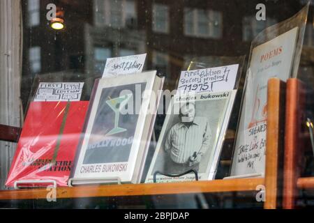 Rare éditions de Charles Bukowski livres dans la deuxième main vitrine de magasin de livre à Manhattan, New York City, États-Unis d'Amérique Banque D'Images
