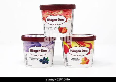 Mini-baignoires de glace aux fruits Haagen Dazs Banque D'Images