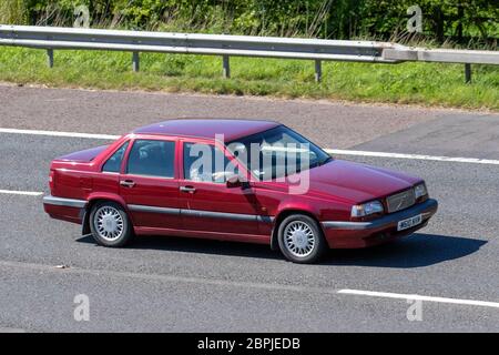 1994 Red Volvo 850 S berline auto ; véhicules mobiles pour la circulation routière, conduite de véhicules sur les routes britanniques, moteurs, conduite sur l'autoroute M6 Banque D'Images