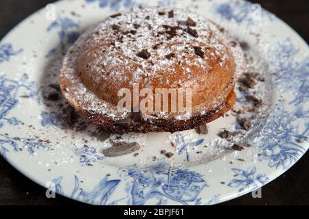 Pâtisserie italienne typique fourrée de chocolat. Paffutella. Banque D'Images