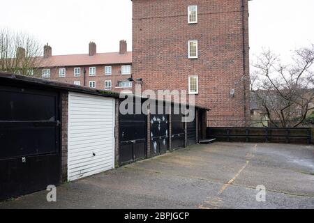 Fermer des garages dans un domaine de logement social Wapping le 24 février 2020 à Londres, Royaume-Uni. Ces garages sont séparés et extérieurs aux maisons à qui ils appartiennent et sont construits en rangées. Les lock-ups ont une réputation comme des endroits où le stockage illégal a lieu, bien que ce mythe est infondé, et probablement être basé sur la prévalence de ces bâtiments utilisés pour des activités criminelles sur des drames de crime à la télévision. Banque D'Images