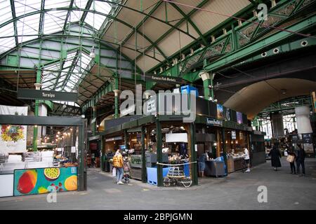 Le marché de borough est ouvert mais calme et silencieux sur des rues vides tandis que le confinement continue et que les gens observent le message de séjour à la maison dans la capitale le 11 mai 2020 à Londres, Angleterre, Royaume-Uni. Le coronavirus ou Covid-19 est une nouvelle maladie respiratoire qui n'a pas été observée auparavant chez l'homme. Alors que beaucoup ou l'Europe ont été mises en quarantaine, le gouvernement britannique a annoncé un léger assouplissement des règles strictes dans le cadre de leur stratégie à long terme, et en particulier de leur distanciation sociale. Banque D'Images