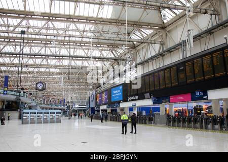 L'intérieur de la gare de Waterloo, qui est normalement plein de navetteurs et de voyageurs, est calme et silencieux dans les rues vides, comme le confinement continue et les gens observent le message de séjour à la maison dans la capitale le 11 mai 2020 à Londres, Angleterre, Royaume-Uni. Le coronavirus ou Covid-19 est une nouvelle maladie respiratoire qui n'a pas été observée auparavant chez l'homme. Alors que beaucoup ou l'Europe ont été mises en quarantaine, le gouvernement britannique a annoncé un léger assouplissement des règles strictes dans le cadre de leur stratégie à long terme, et en particulier de leur distanciation sociale. Banque D'Images