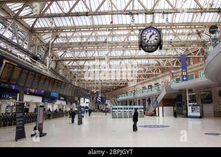 L'intérieur de la gare de Waterloo, qui est normalement plein de navetteurs et de voyageurs, est calme et silencieux dans les rues vides, comme le confinement continue et les gens observent le message de séjour à la maison dans la capitale le 11 mai 2020 à Londres, Angleterre, Royaume-Uni. Le coronavirus ou Covid-19 est une nouvelle maladie respiratoire qui n'a pas été observée auparavant chez l'homme. Alors que beaucoup ou l'Europe ont été mises en quarantaine, le gouvernement britannique a annoncé un léger assouplissement des règles strictes dans le cadre de leur stratégie à long terme, et en particulier de leur distanciation sociale. Banque D'Images