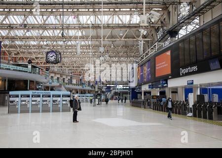 L'intérieur de la gare de Waterloo, qui est normalement plein de navetteurs et de voyageurs, est calme et silencieux dans les rues vides, comme le confinement continue et les gens observent le message de séjour à la maison dans la capitale le 11 mai 2020 à Londres, Angleterre, Royaume-Uni. Le coronavirus ou Covid-19 est une nouvelle maladie respiratoire qui n'a pas été observée auparavant chez l'homme. Alors que beaucoup ou l'Europe ont été mises en quarantaine, le gouvernement britannique a annoncé un léger assouplissement des règles strictes dans le cadre de leur stratégie à long terme, et en particulier de leur distanciation sociale. Banque D'Images