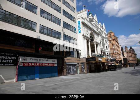 Leicester Square est calme et silencieux dans les rues vides, tandis que le confinement continue et que les gens observent le message de séjour à la maison dans la capitale le 12 mai 2020 à Londres, Angleterre, Royaume-Uni. Le coronavirus ou Covid-19 est une nouvelle maladie respiratoire qui n'a pas été observée auparavant chez l'homme. Alors que beaucoup ou l'Europe ont été mises en quarantaine, le gouvernement britannique a annoncé un léger assouplissement des règles strictes dans le cadre de leur stratégie à long terme, et en particulier de leur distanciation sociale. Banque D'Images