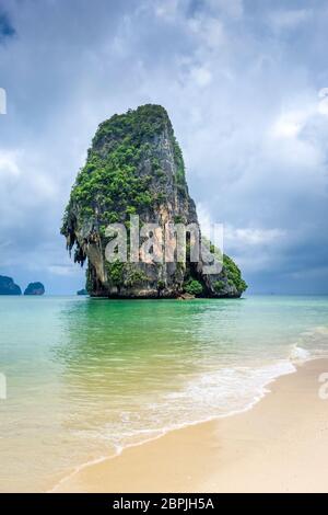 Phra Nang Beach et falaises calcaires de Krabi, Thaïlande Banque D'Images