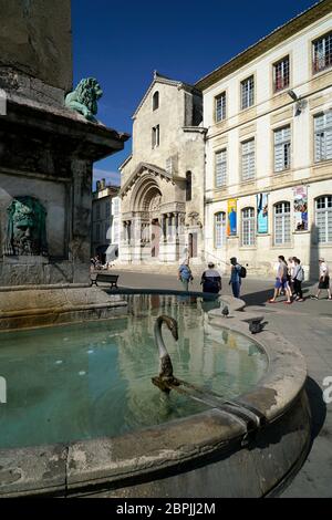 La fontaine de l'Obélisque d'Arles du 4ème siècle sur la place de la République avec la cathédrale Saint-Trophime en arrière-plan.Arles.Provence-Alpes-Côte d'Azur.France Banque D'Images