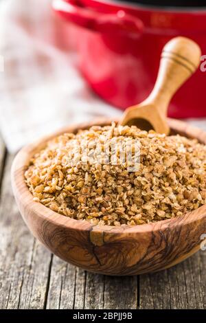 Flocons de sarrasin sain dans bol en bois. Banque D'Images