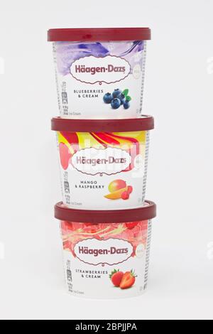 Mini-baignoires de glace aux fruits Haagen Dazs Banque D'Images