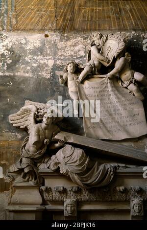 La tombe du XVIIe siècle de l'Archevêque Gaspard du Laurens à l'intérieur de l'église Saint-Trophime sur la place de la République.Arles.Bouches-du-Rhône.Alpes-Côte d'Azur.FRA Banque D'Images