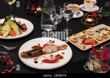 De savoureux plats restaurant : cuit et bourré d'écrevisses, salade, hors-d'œuvre, et l'écrevisse de la crème glacée Banque D'Images