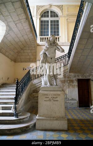 La statue en marbre de l'Aveugle et la paralytique (le Blindman et le lame) de Jean Turcan à l'intérieur du Palais épiscopal.Arles.Bouches-du-Rhône.Alpes-Côte d'Azur.France Banque D'Images