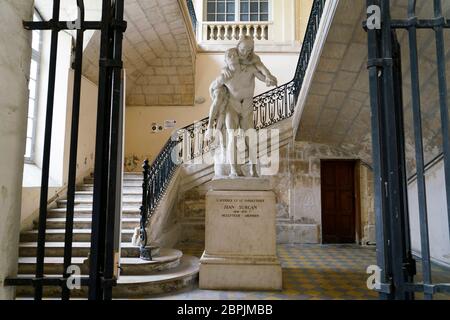 La statue en marbre de l'Aveugle et la paralytique (le Blindman et le lame) de Jean Turcan à l'intérieur du Palais épiscopal.Arles.Bouches-du-Rhône.Alpes-Côte d'Azur.France Banque D'Images