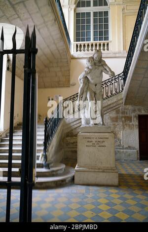 La statue en marbre de l'Aveugle et la paralytique (le Blindman et le lame) de Jean Turcan à l'intérieur du Palais épiscopal.Arles.Bouches-du-Rhône.Alpes-Côte d'Azur.France Banque D'Images