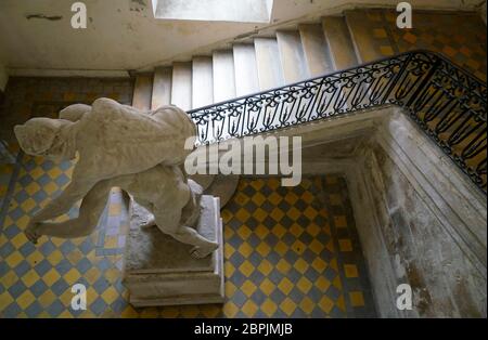 La statue en marbre de l'Aveugle et la paralytique (le Blindman et le lame) de Jean Turcan à l'intérieur du Palais épiscopal.Arles.Bouches-du-Rhône.Alpes-Côte d'Azur.France Banque D'Images