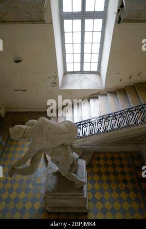 La statue en marbre de l'Aveugle et la paralytique (le Blindman et le lame) de Jean Turcan à l'intérieur du Palais épiscopal.Arles.Bouches-du-Rhône.Alpes-Côte d'Azur.France Banque D'Images