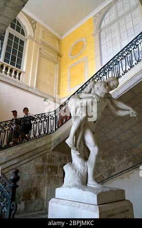 La statue en marbre de l'Aveugle et la paralytique (le Blindman et le lame) de Jean Turcan à l'intérieur du Palais épiscopal.Arles.Bouches-du-Rhône.Alpes-Côte d'Azur.France Banque D'Images