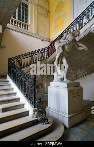 La statue en marbre de l'Aveugle et la paralytique (le Blindman et le lame) de Jean Turcan à l'intérieur du Palais épiscopal.Arles.Bouches-du-Rhône.Alpes-Côte d'Azur.France Banque D'Images